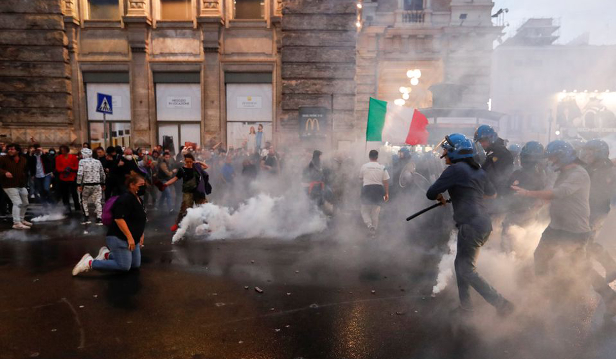 Italian Police Use Water Cannon to Push Back Anti-Vax Protesters in Rome